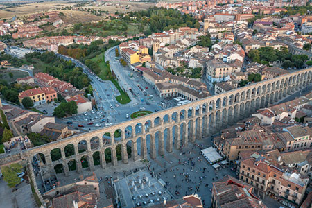 Si buscas un taxi de Madrid a Segovia, en TourinTaxi te ofrecemos un servicio privado, cómodo y adaptado tanto para viajeros individuales como para familias, grupos o empresas. Realizamos traslados directos entre Madrid y Segovia con la posibilidad de contratar el viaje solo de ida o con regreso el mismo día. Nuestros vehículos permiten viajar con total comodidad, evitando horarios de trenes o autobuses y disfrutando de un servicio puerta a puerta adaptado a tus necesidades. Servicio de taxi privado entre Madrid y Segovia El trayecto entre Madrid y Segovia es uno de los más solicitados por quienes desean visitar la ciudad, disfrutar de su gastronomía o realizar una excursión privada sin depender del transporte público. Con TourinTaxi viajarás directamente desde tu domicilio, hotel, aeropuerto o estación hasta cualquier punto de Segovia, sin esperas ni transbordos. Recogida en cualquier punto de Madrid. Servicio puerta a puerta. Viajes de ida o ida y vuelta. Conductores profesionales. Vehículos amplios y confortables. Taxi Madrid Segovia para grupos de hasta 8 pasajeros Si viajáis varias personas, disponemos de taxis de 8 plazas en Madrid, ideales para familias, grupos de amigos o empresas que desean desplazarse juntos sin necesidad de contratar varios vehículos. Compartir un único vehículo permite viajar con mayor comodidad y optimizar el coste del desplazamiento. Taxi Madrid Segovia para familias Segovia es un destino perfecto para disfrutar en familia. Si viajas con niños pequeños, también disponemos de taxi con silla infantil, para que el viaje sea seguro y cómodo desde el primer momento. Taxi de ida y vuelta a Segovia Muchos de nuestros clientes contratan el servicio de ida y vuelta para poder visitar Segovia durante el día y regresar cómodamente a Madrid sin preocuparse por conducir o buscar aparcamiento. Podrás organizar el horario según tus necesidades y disfrutar de la visita con total libertad. ¿Cuánto dura el viaje de Madrid a Segovia? El trayecto suele durar aproximadamente una hora y cuarto, dependiendo del punto de recogida y del estado del tráfico. Al tratarse de un servicio privado, podrás elegir el horario de salida y regreso que mejor se adapte a tu viaje. Excursión privada a Segovia Si además de contratar el transporte quieres organizar la visita, puedes consultar nuestra guía sobre la excursión a Segovia desde Madrid en taxi, donde encontrarás recomendaciones para disfrutar de la ciudad. También puedes reservar directamente nuestra futura excursión privada a Segovia desde la sección de rutas turísticas desde Madrid. Reserva tu taxi de Madrid a Segovia En TourinTaxi realizamos traslados privados entre Madrid y Segovia durante todo el año para particulares, familias, grupos y empresas. Si deseas descubrir otros destinos, visita nuestra página de rutas turísticas desde Madrid, donde encontrarás diferentes propuestas para conocer algunos de los lugares más emblemáticos de los alrededores de la capital. Contacta con TourinTaxi y solicita presupuesto sin compromiso para tu próximo viaje a Segovia.